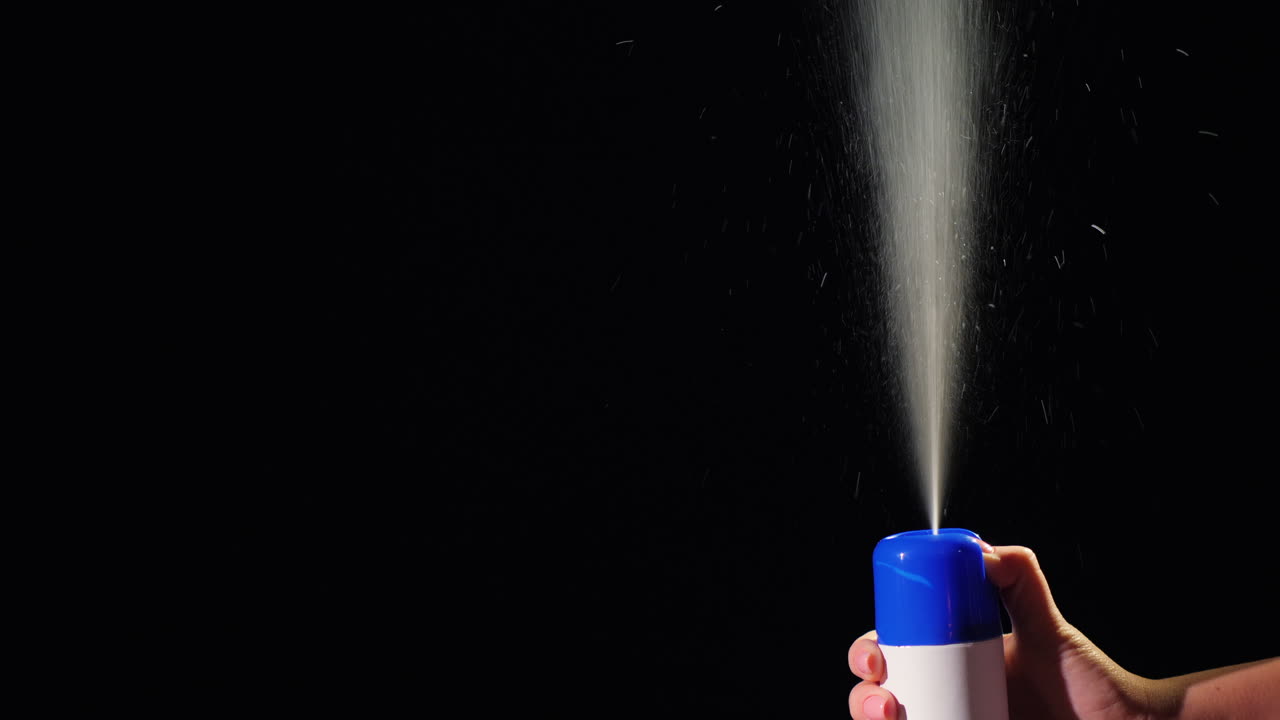 spray rociado sobre fondo negro