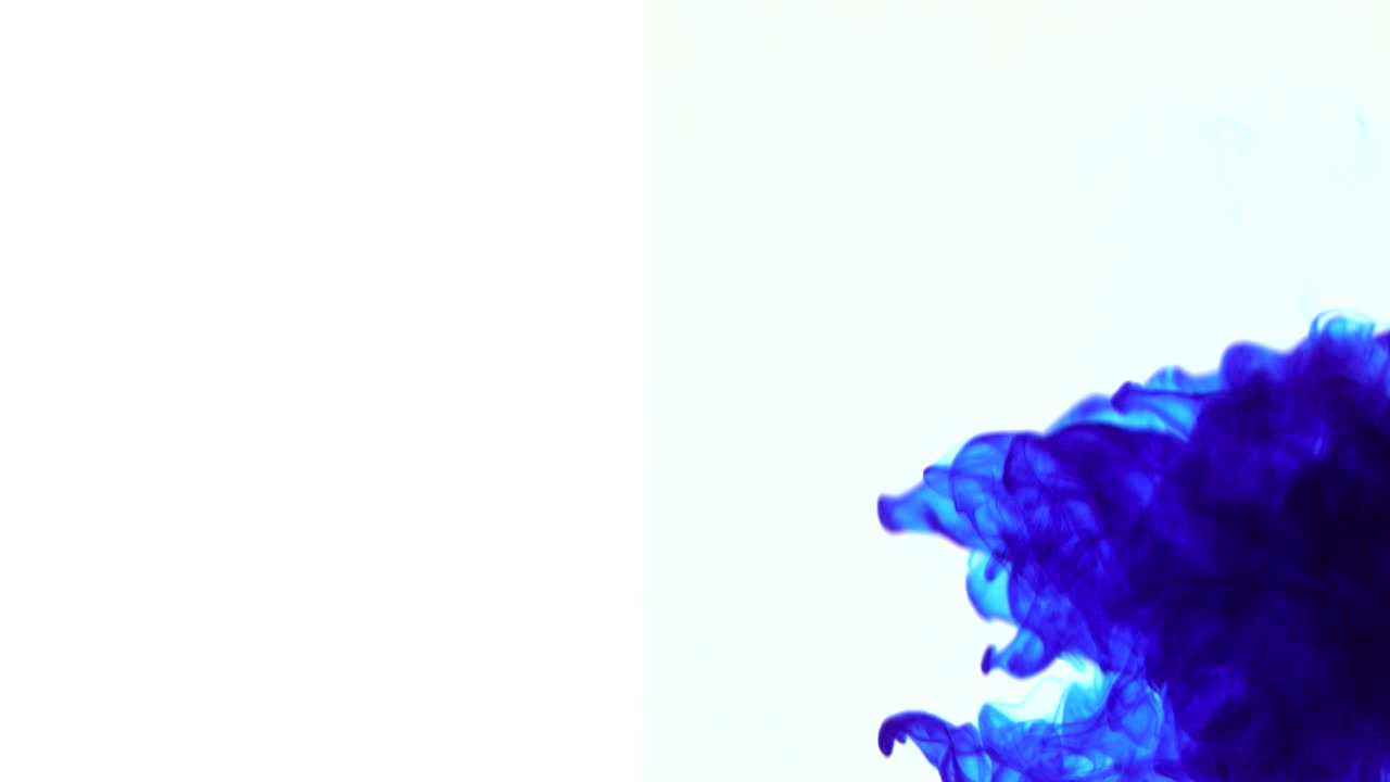Vortice blu di vernice che gira creando forme astratte.