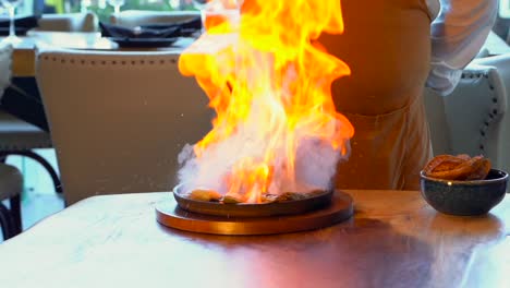 Filete-Flambeado-Picanha-Grill-En-Un-Restaurante-Gourmet-Latino-Cámara-Lenta-Angu-Pryme-Carne-De-Primera-Elección-Llamas-Premium-Fuego-Caliente-En-La-Mesa-De-Invitados