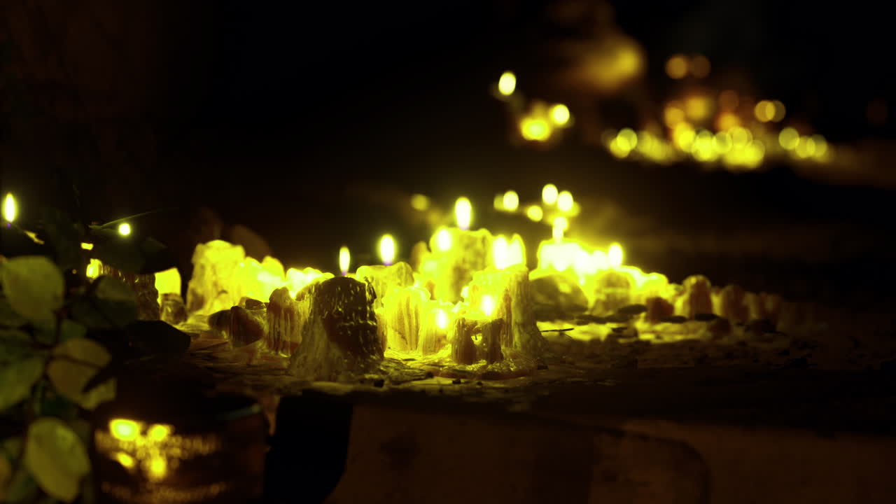 las velas suaves y brillantes iluminan un camino de cristal durante una noche tranquila
