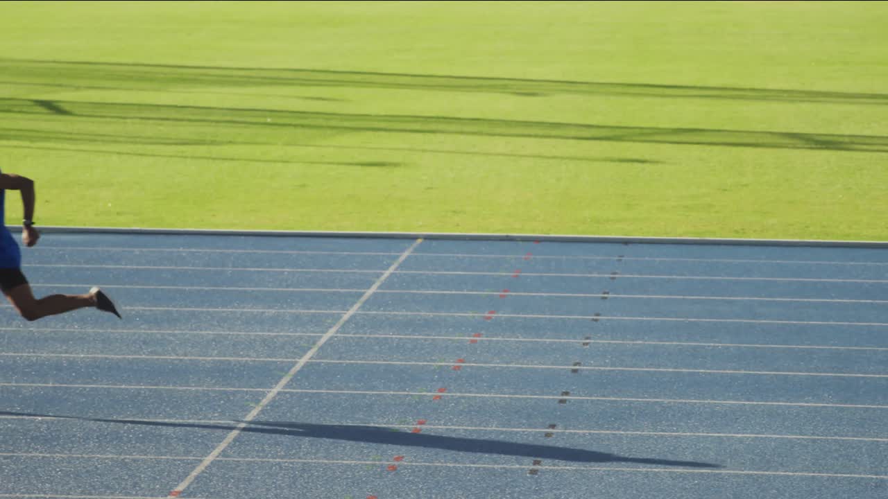 경기장에서 달리는 두 명의 운동 선수