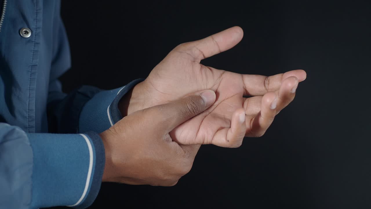 hombre que sufre de dolor en la mano