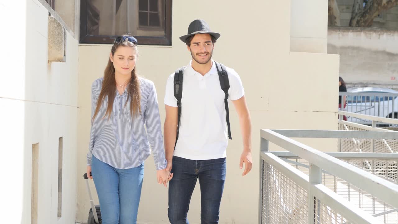 유쾌한 젊은 부부는 문화적인 주말 도시 여행에서 여름에 역사적인 유럽 도시를 함께 발견합니다.