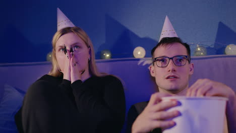 una pareja viendo una película en un cumpleaños.