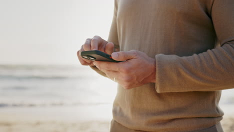 teléfono, manos y hombre en una playa para viajar