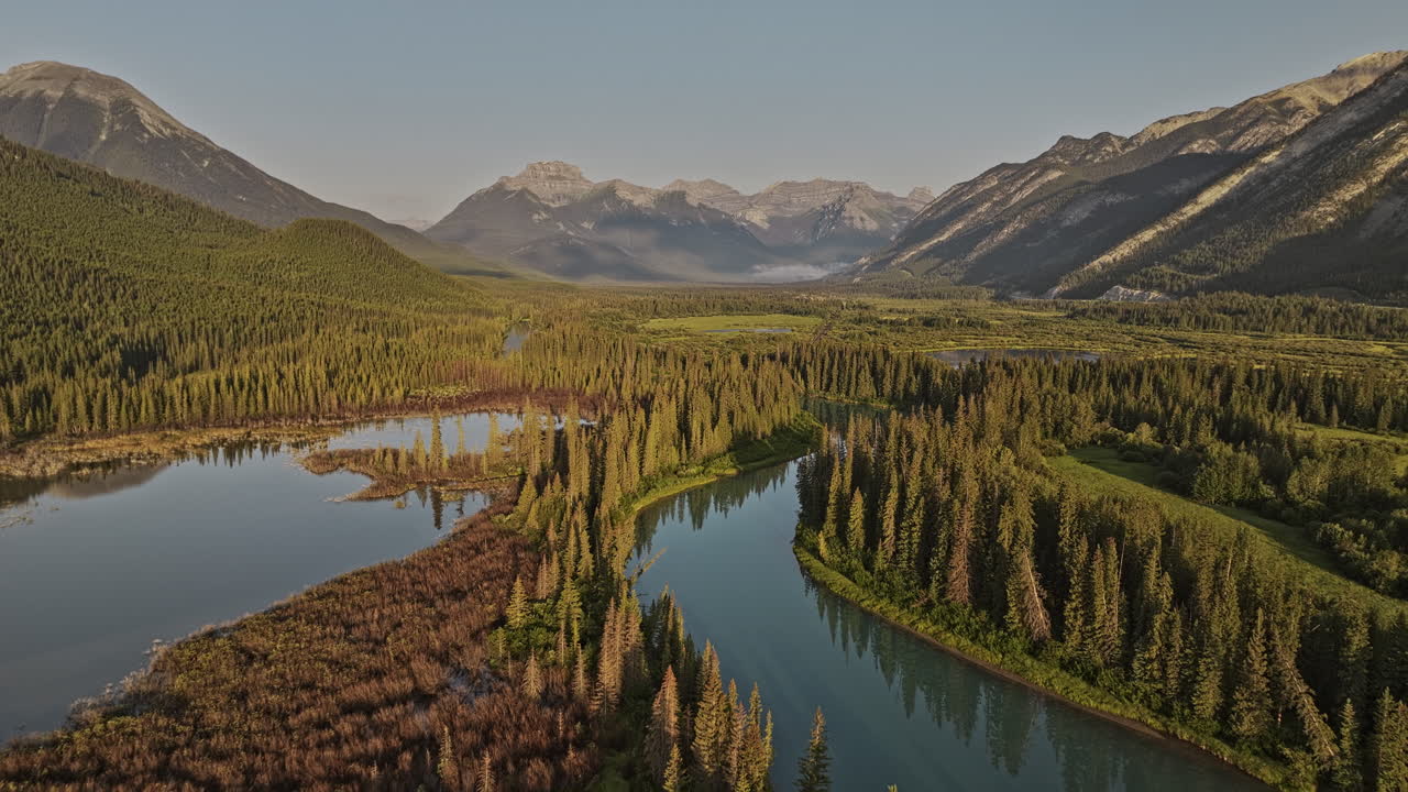 banff ab canada aerial v26 drone flyover bow river capturando el impresionante desierto canadiense, los exuberantes valles boscosos y las impresionantes vistas de las montañas al amanecer - filmado con mavic 3 pro cine - julio 2023
