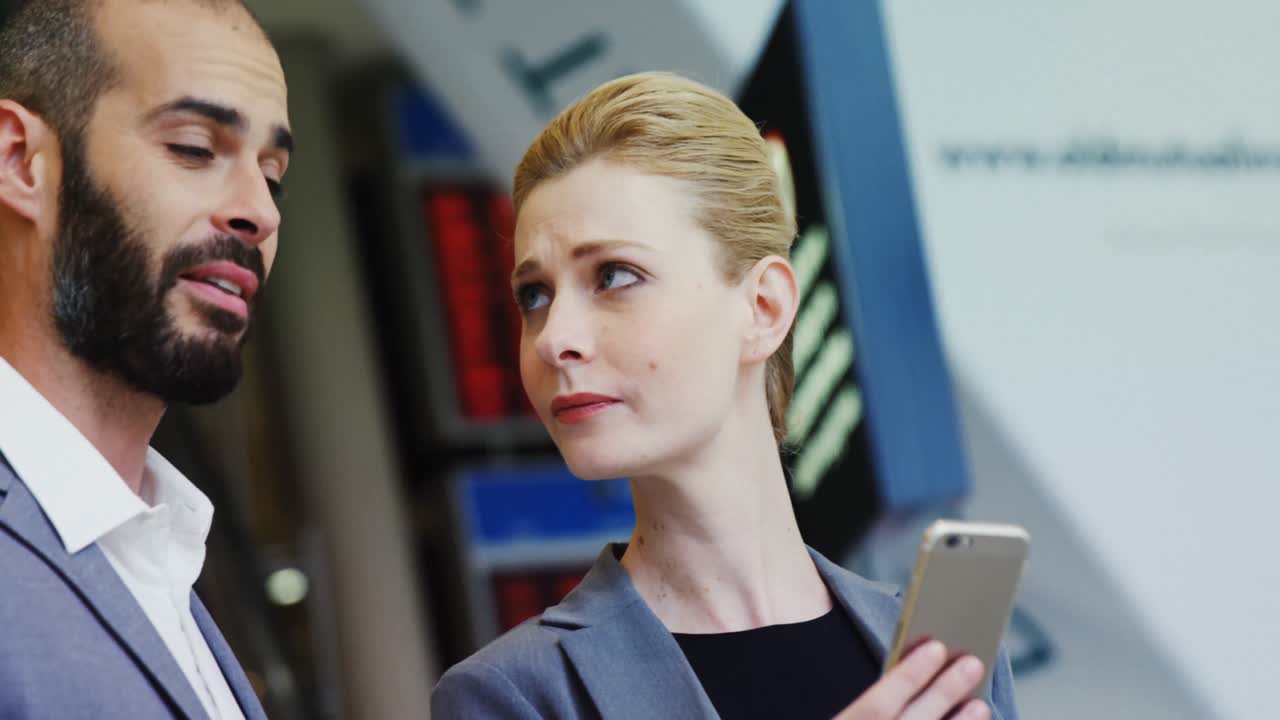 Forretningsfolk diskuterer via smartphone