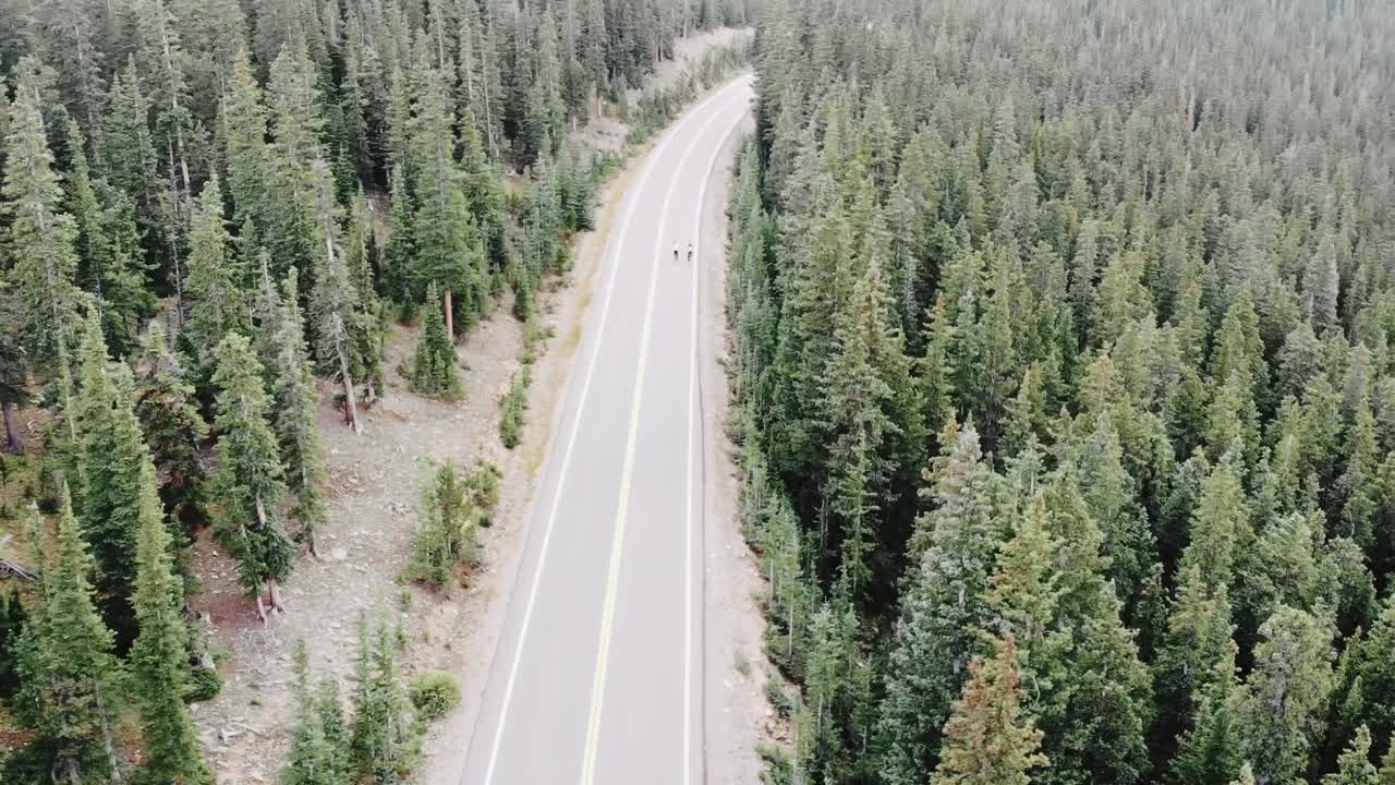 punto de vista de gran ángulo aéreo de ciclistas en un paso alpino cerca de evergreen, colorado