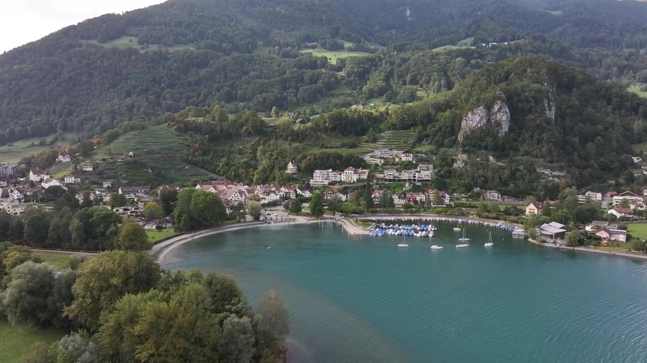 Walensee-järvi ja Weesenin kylä See-Gasterissa, St. Gallenin kantonissa, Sveitsissä. Ilmakuva dronella.