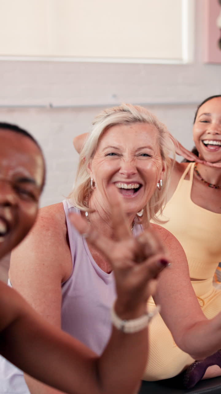 Groep vrouwen die lacht en aan het sporten is