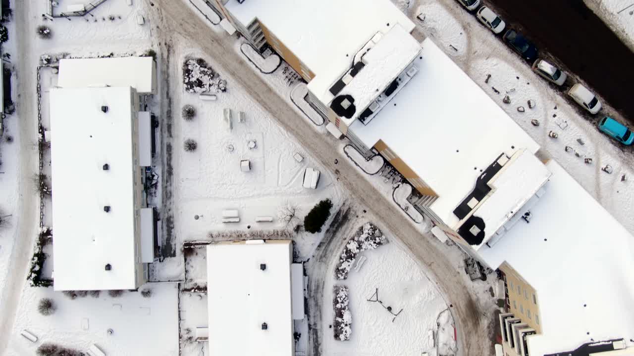 vista de pájaro de invierno sobre los edificios de apartamentos cubiertos de nieve de estocolmo