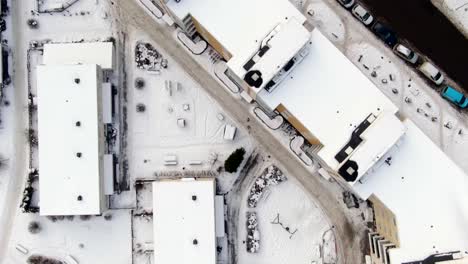 Vista-De-Pájaro-De-Invierno-Sobre-Los-Edificios-De-Apartamentos-Cubiertos-De-Nieve-De-Estocolmo