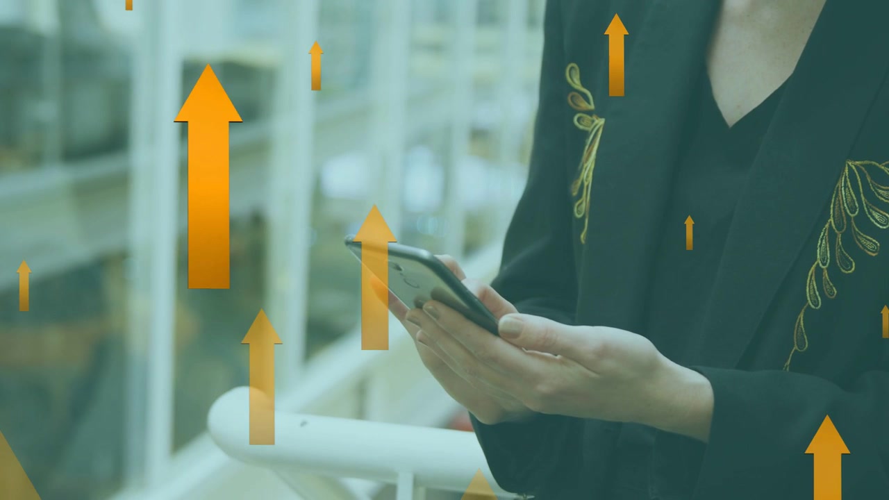 Donna adulta che tocca lo smartphone al parapetto, generando frecce arancioni verso l'alto che mostrano la crescita finanziaria.