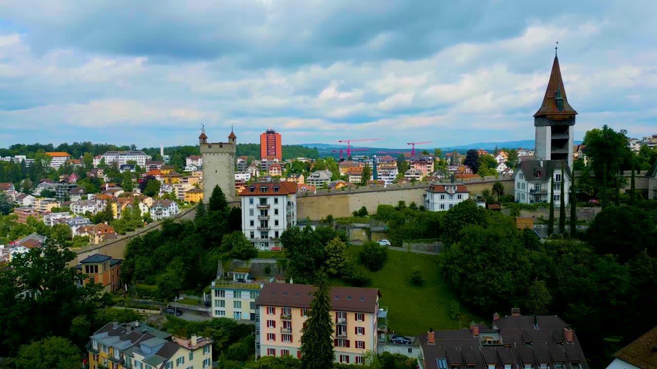 video de drones de 4k de las casas cerca del muro de musegg en lucerna, suiza