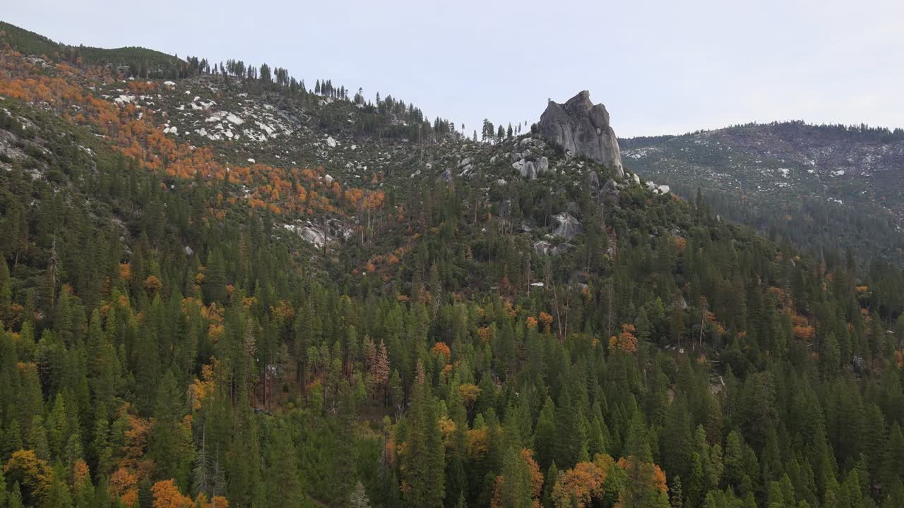 toma aérea de un dron volando hacia la roca del pan de azúcar en invierno