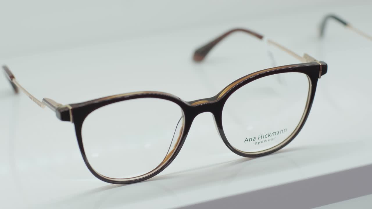 las gafas elegantes de ana hickmann