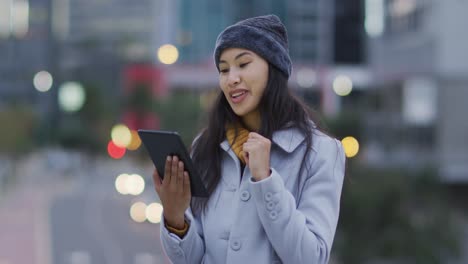Mujer-Asiática-Usando-Tableta-Y-Haciendo-Videollamadas