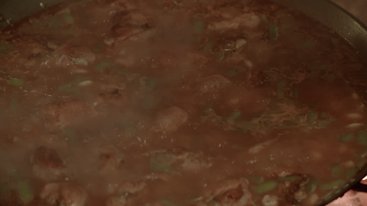 pollos hirviendo para fallas paella en valencia españa