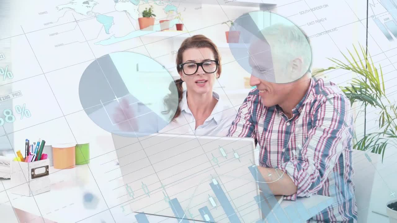 animación de diversos datos y gráficos sobre trabajadoras y trabajadores caucásicos felices con computadoras portátiles