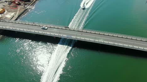 barco y jet ski, corriendo bajo el puente gold coast australia