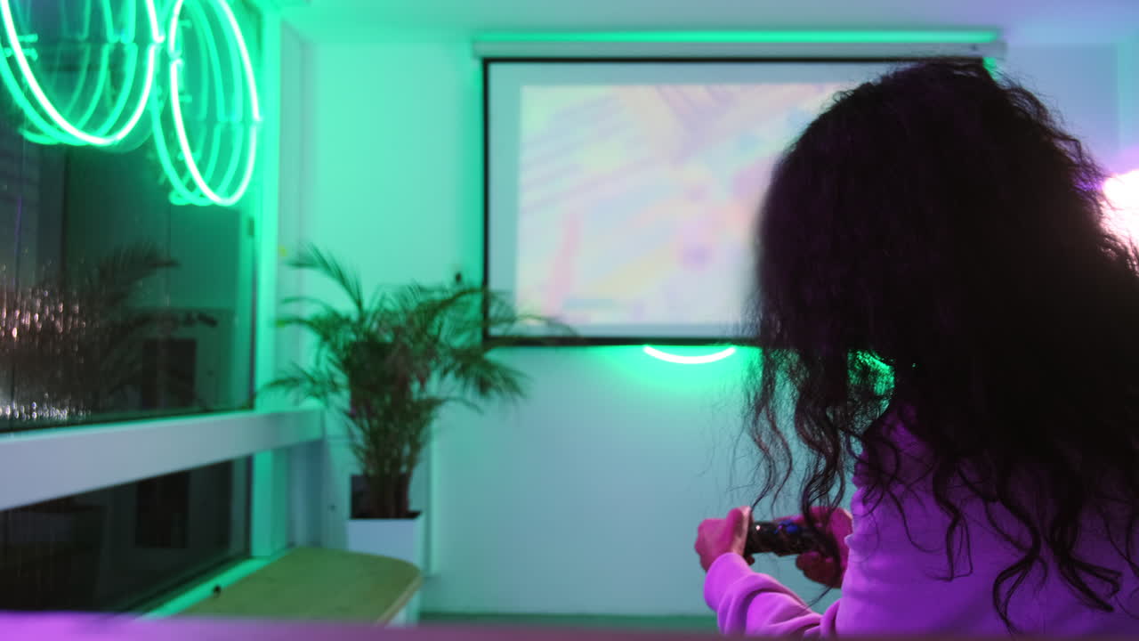 mujer jugando en una habitación iluminada con neón