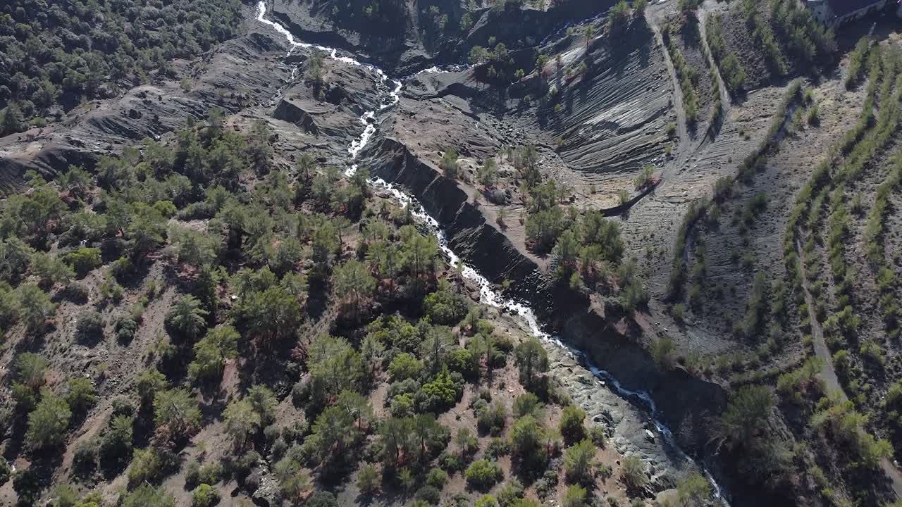 vista aérea sobre la cordillera de troodos en chipre