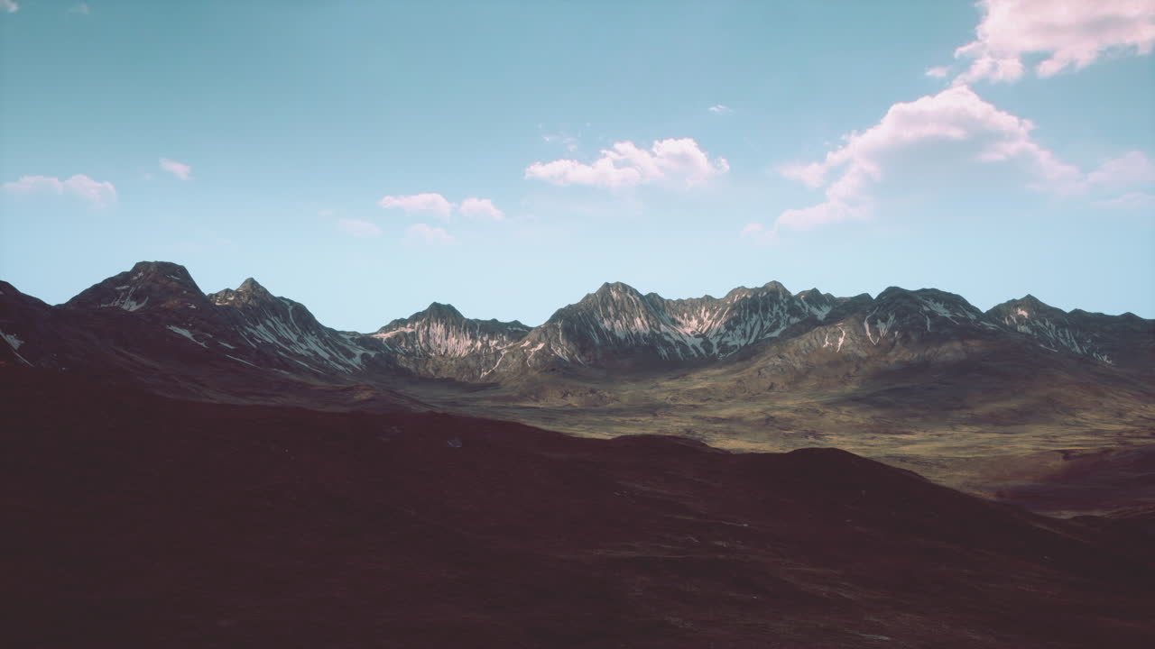 impresionante cordillera bajo un cielo azul