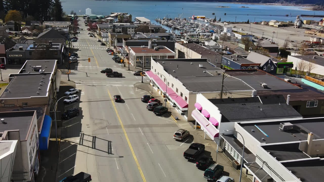 캐나다 밴쿠버 섬의 포트 알버니 시에 있는 무지개 횡단보도