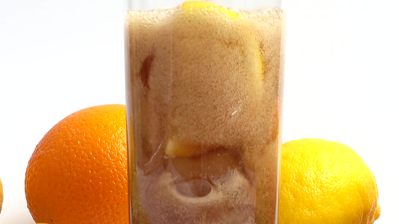 Buz ve limonla bardakta içecek hazırlanışı.