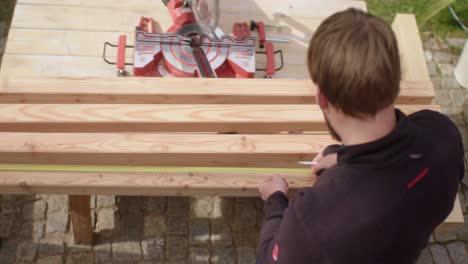 el artesano midiendo la madera