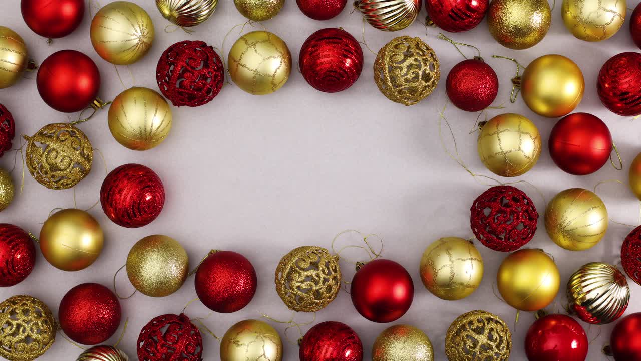 marco de navidad para texto hecho de oro y bolas de adorno de navidad rojas. stop motion