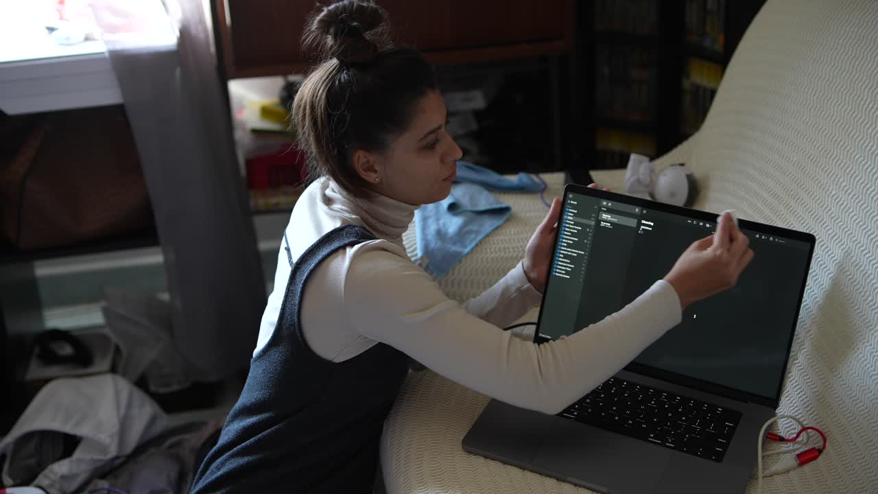 mujer trabajando en una computadora portátil en casa