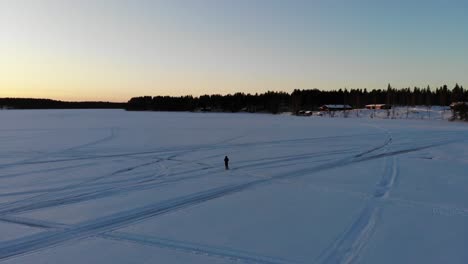 puestos turísticos en el río congelado en la ciudad de rovaniemi durante la hora dorada
