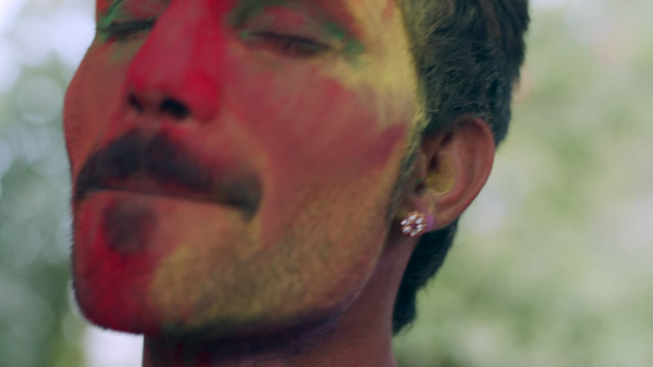 홀리 (holi) 는 인도에서 유래된 유명한 고대 힌두교 축제입니다.