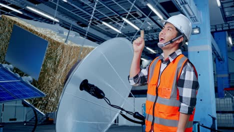ingeniero inspeccionando el equipo de satélite