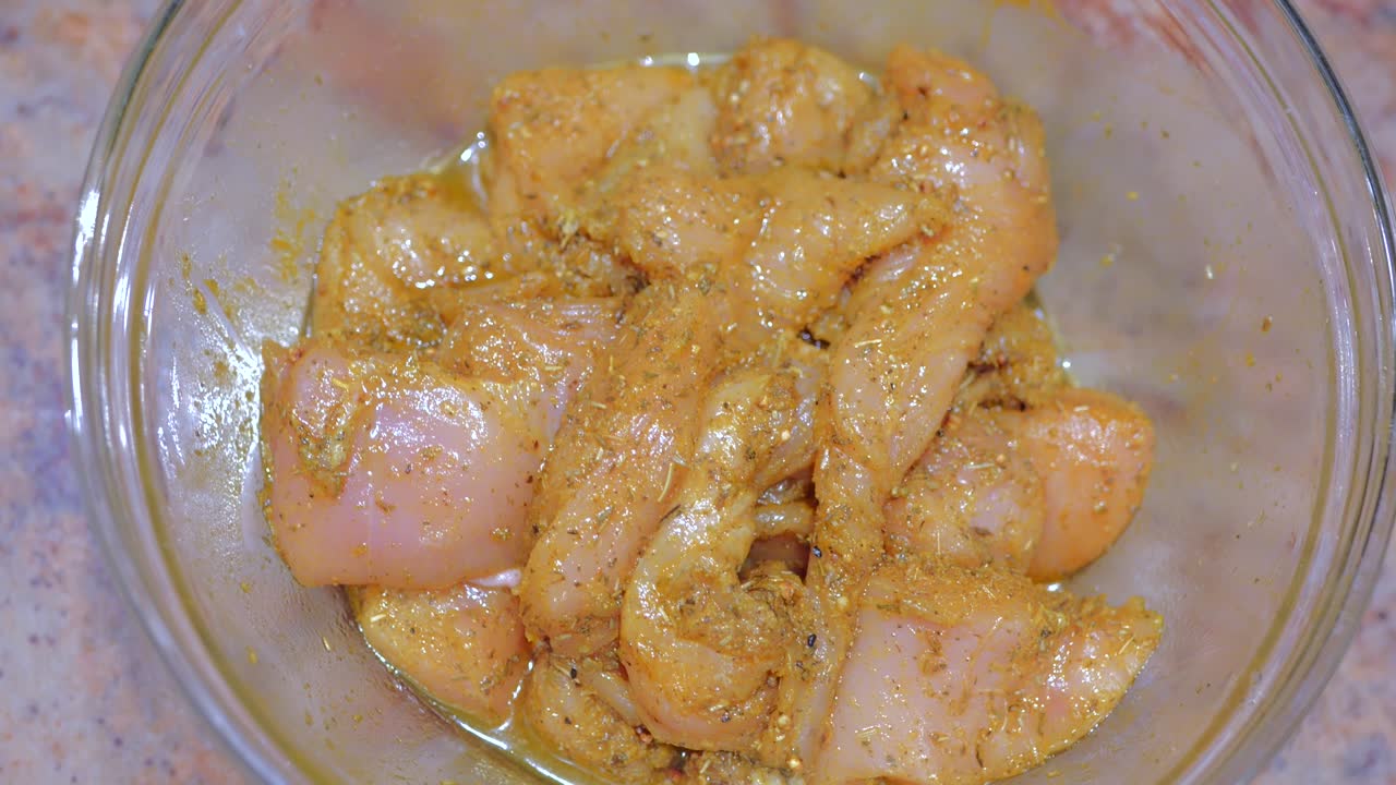 cocinar pollo. procesar muslos de pollo marinados en salsa