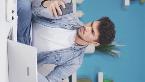 el video vertical del hombre que recibe las malas noticias está conmocionado.