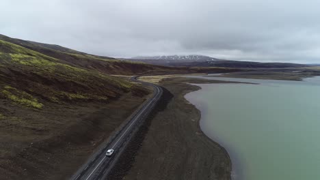 Luftaufnahmen-Folgen-Dem-Auto,-Das-Durch-Das-Tal-Des-Berges-Kaldidalur-Und-Sandkluftavatn-Fährt