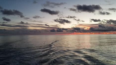 una vista impresionante de la puesta de sol en maldivas desde un vida a bordo