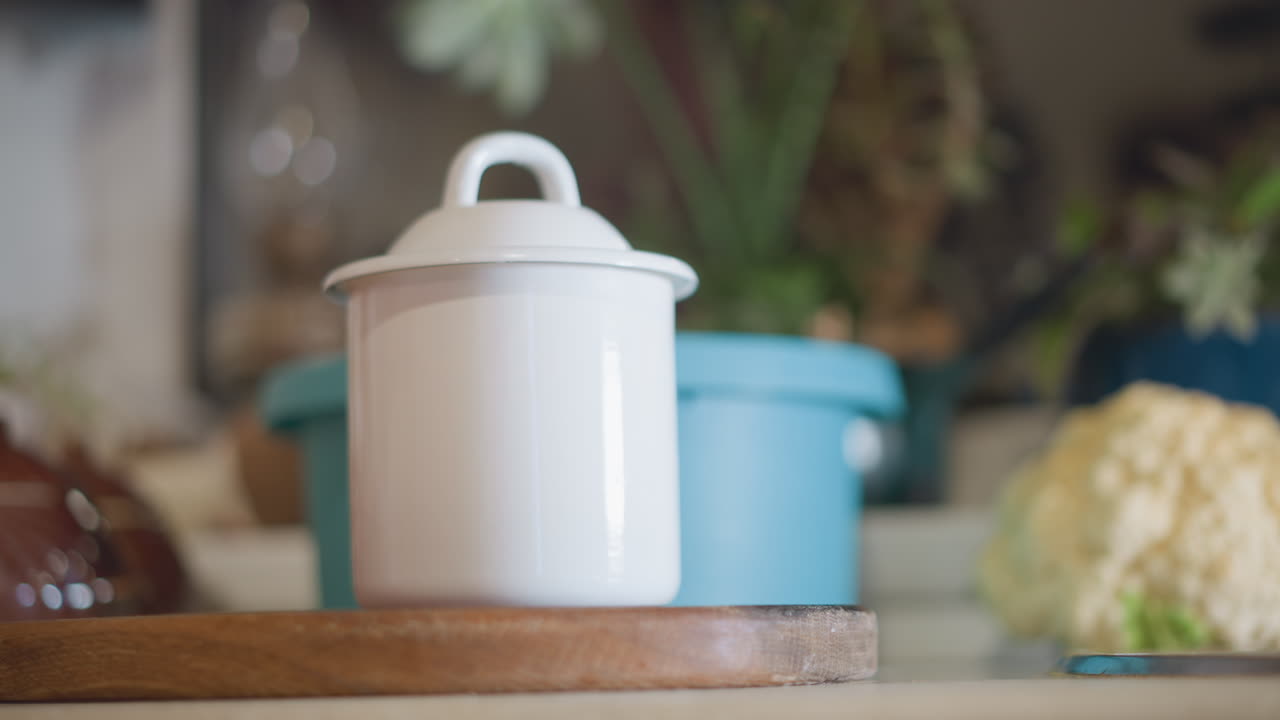 Espaço culinário rústico com charme vintage. Área de cozinha rural caseira com efeitos de iluminação natural. Cozinha tradicional do campo destacando vegetais e decorações antigas.