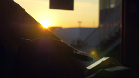 Using-smartwatch-in-sundown-light