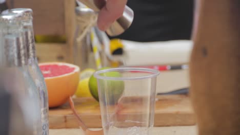 Trago-De-Ginebra-Vertida-De-Medida-En-Una-Taza-De-Hielo