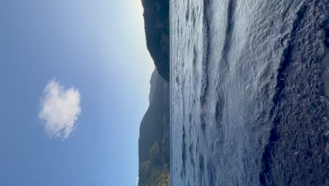 Serena-Vista-De-Un-Lago-Patagónico-Con-Montañas-Circundantes-Bajo-Un-Cielo-Azul-Claro