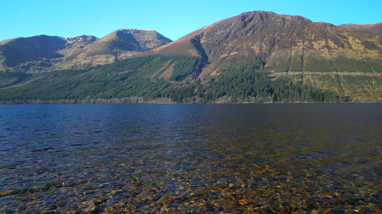 로치 로키 스코틀랜드 고원의 해안선 맑은 물을 통한 저속 비행