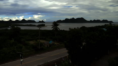 Mirando-La-Bahía,-Los-árboles-Y-El-Cielo-En-Tailandia