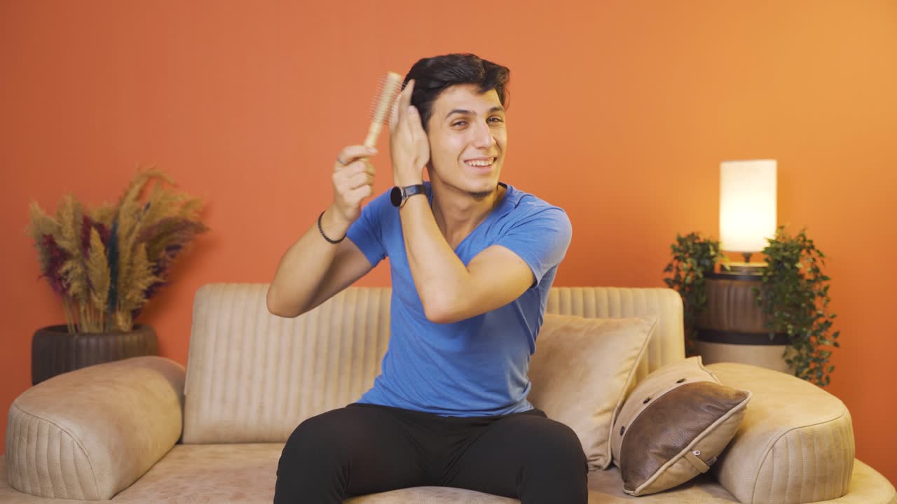 un hombre peinándose el cabello.