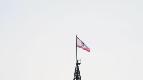 Berliner-Fahnenschwingen-Im-Wind-Auf-Dem-Turm---Niedriger-Winkel-Mit-Weißem-Hintergrund