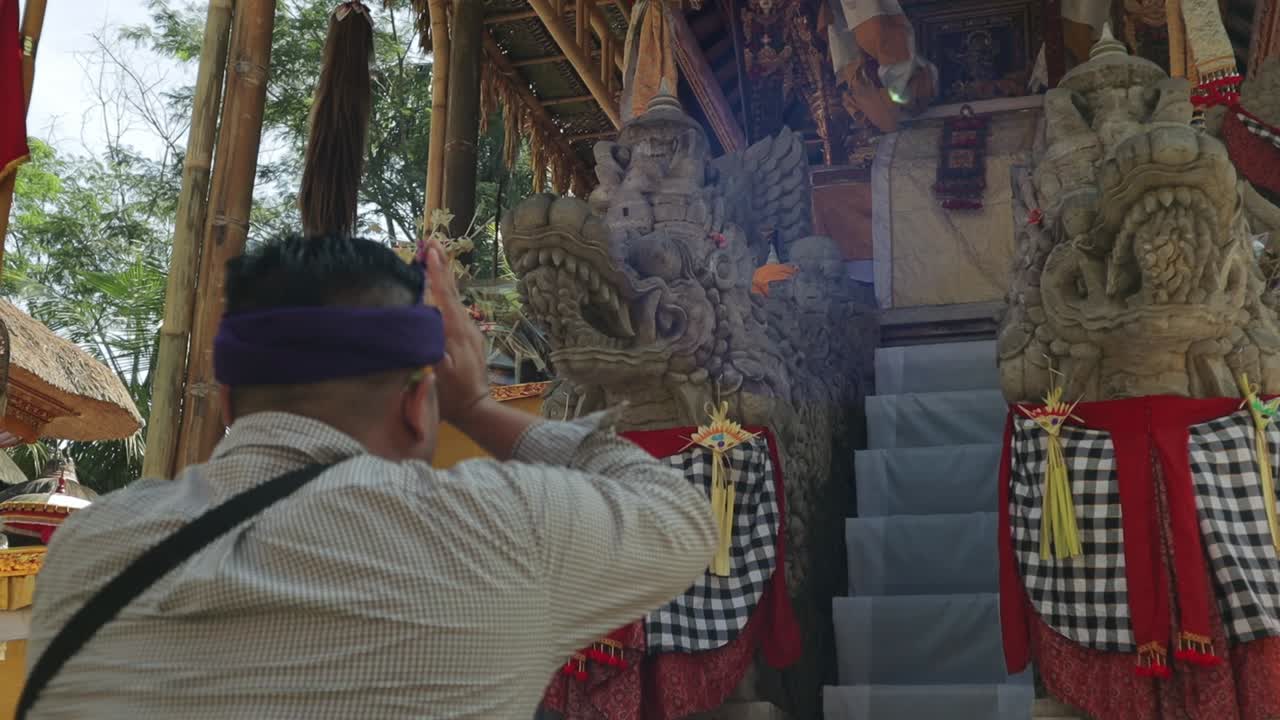 힌두인 발리인 남자가 사원에서 뒤에서 신에게 기도하고, 느린 동작