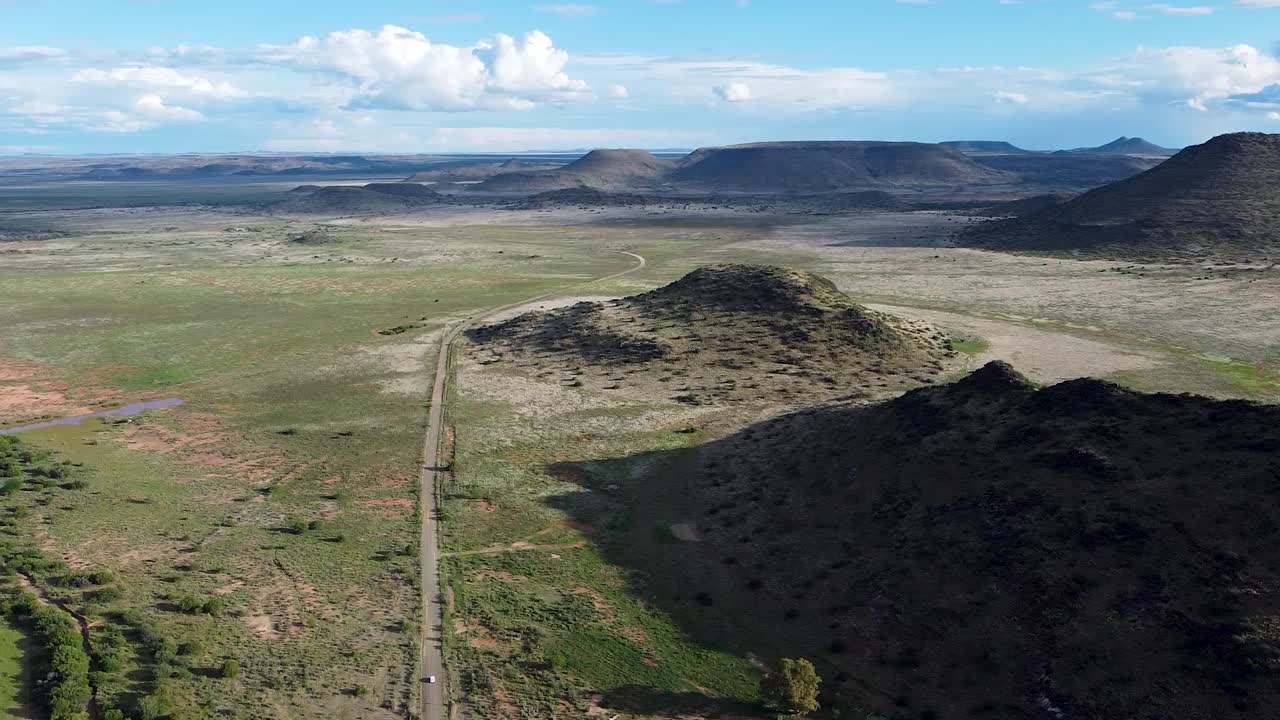 공중 드론 샷은 360도 패닝하여 카루, 웨스턴 케이프, 남아프리카의 광활하고 비옥한 녹색 농지를 드러냅니다.