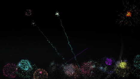 animación de coloridos fuegos artificiales de navidad y año nuevo que explotan en el cielo nocturno